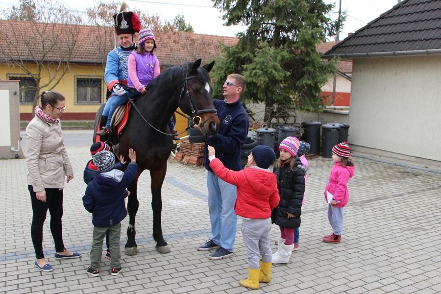 Huszáros délelőtt a Gólyafészek Óvodában (galéria)