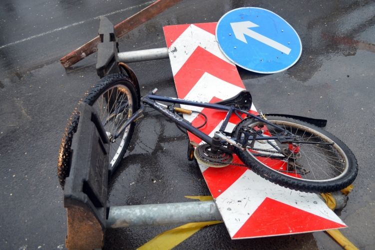 Táblának hajtott a kerékpáros