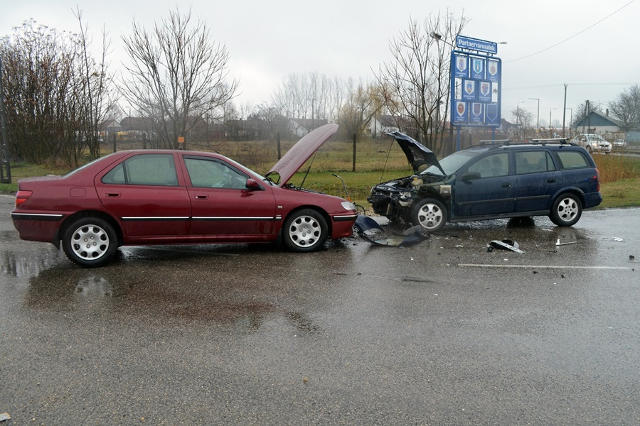 Előzés közben ütköztek a Szabadkai úton