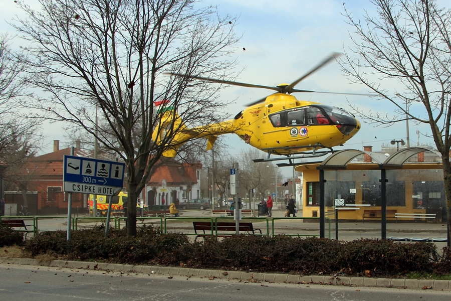 (►) Mentőhelikopter landolt a buszállomáson