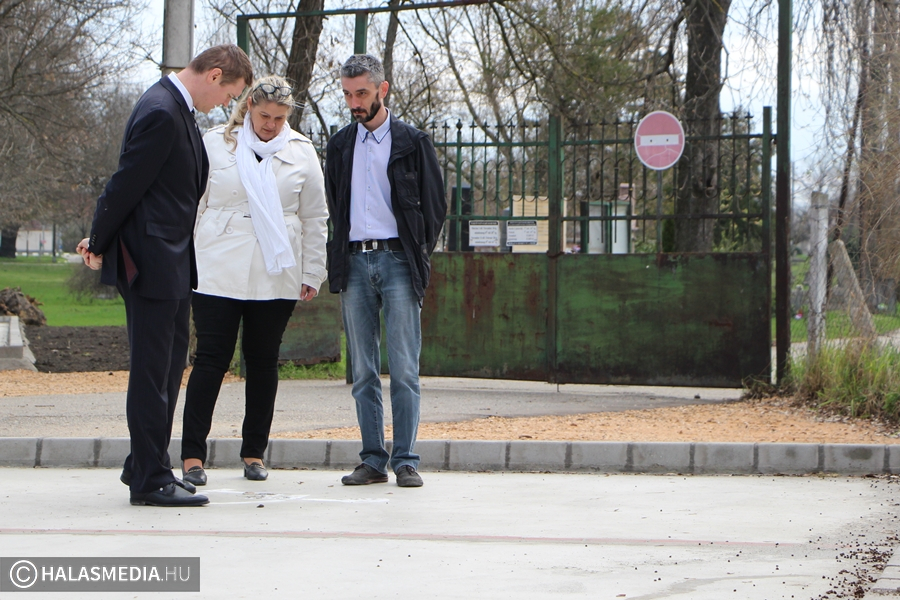 Új parkolók a temető mellett