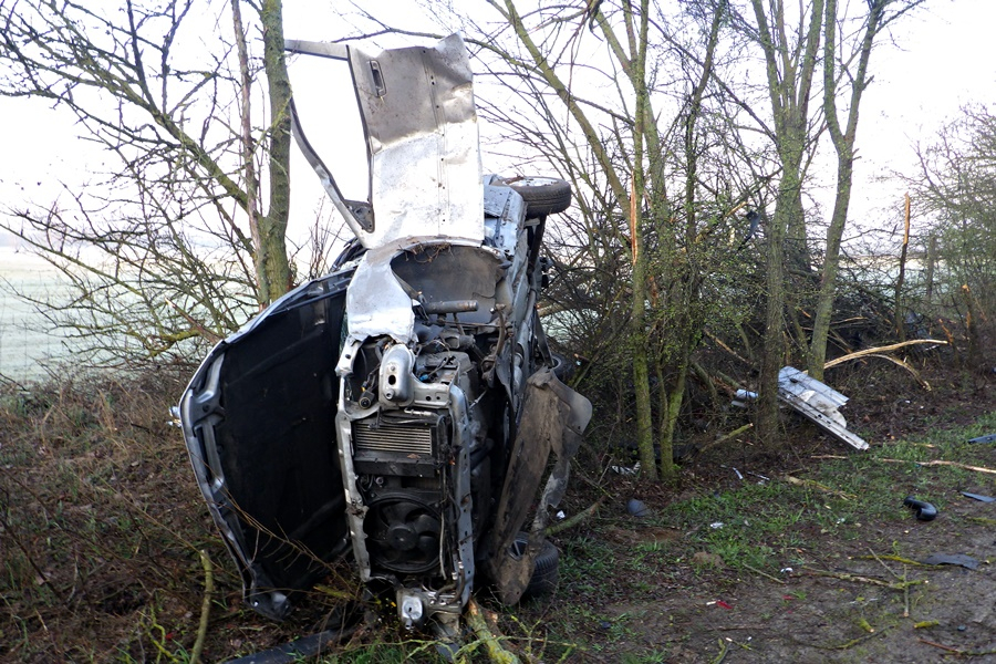 Fák közé rohant a Peugeot