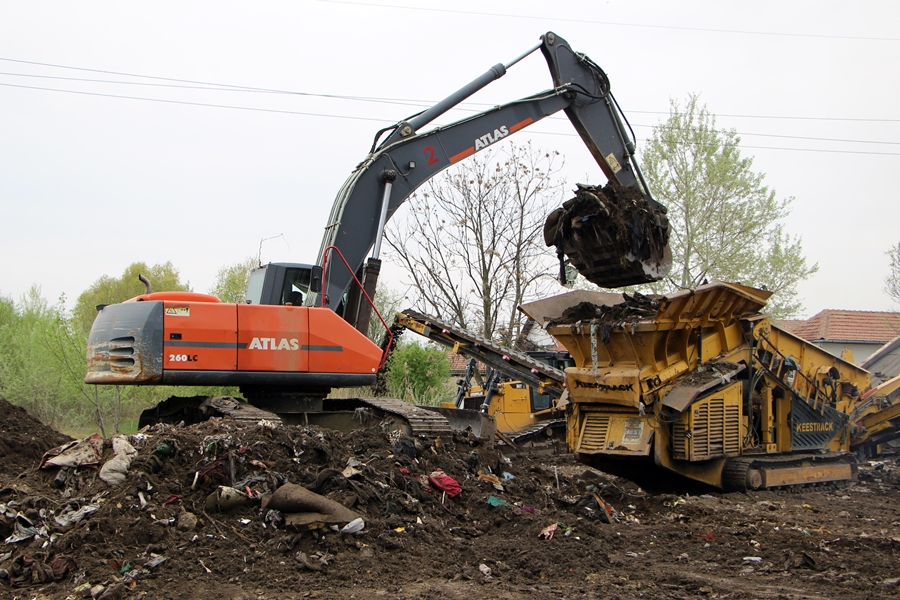 Felszámolják az illegális szemétlerakót (galéria)