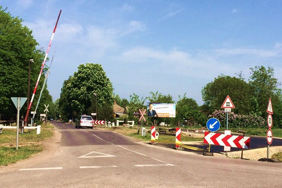 Átépítik a fehértói vasúti átjárót