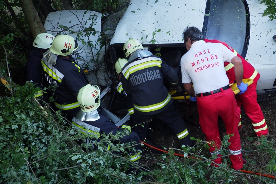 A tűzoltók szabadították ki a sérült sofőrt