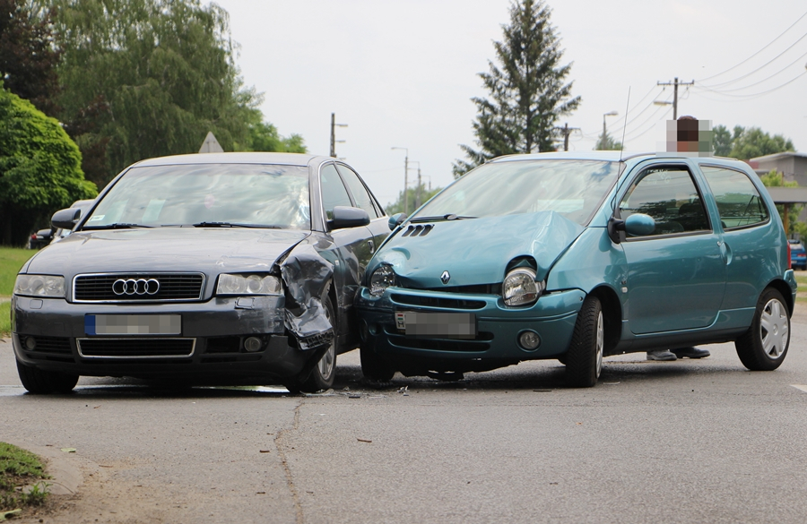 Renault ütközött egy Audinak a kereszteződésben (galéria)