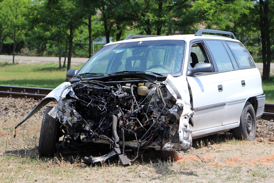 Motorvonat és Opel ütközött Kiskunhalas közelében (galéria)