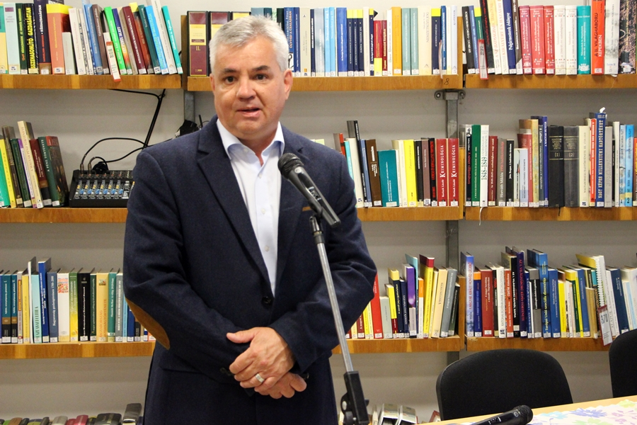 Trianonról a könyvtárban