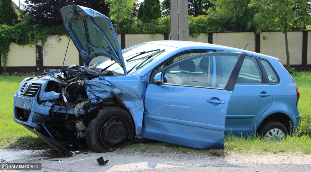 Frontális karambol Halason, többen is megsérültek (galéria)