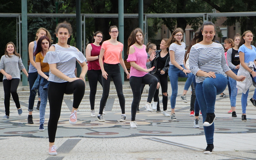 (►) Sziládys villámtánc a főtéren (galéria)