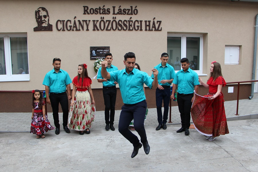 Rostás Lászlóról nevezték el a cigány közösségi házat (galéria)