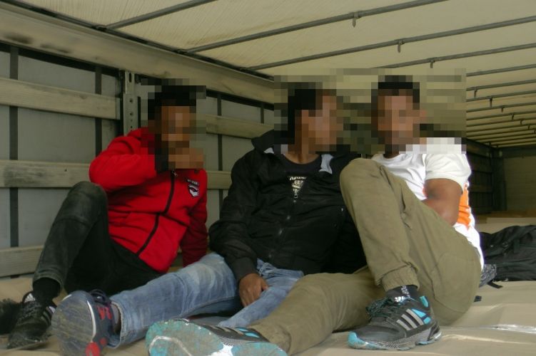 Hat migráns a kamionokban