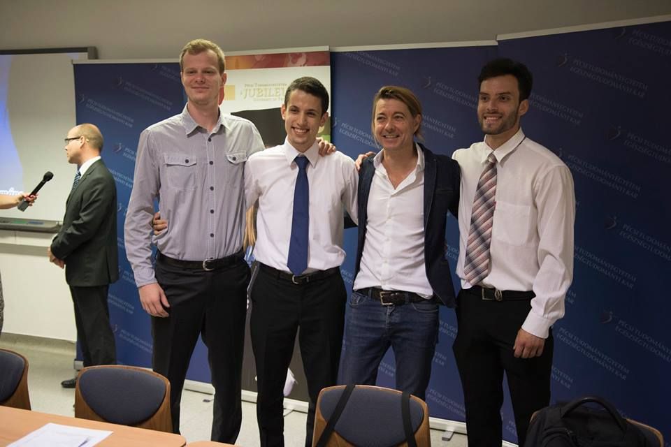 (►) Klippremier, halasi szerzővel, a diplomaátadó előtt