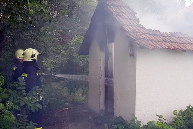 Kigyulladt egy melléképület