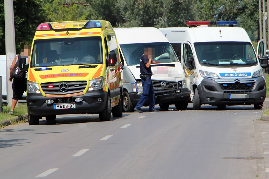  Rendőrségi kisbusznak ütközött (galéria)