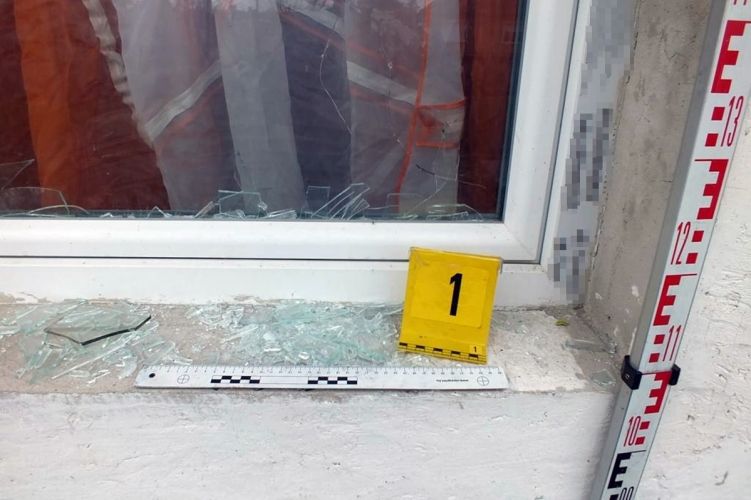 Életveszélyes fenyegetés, ablaktöréssel