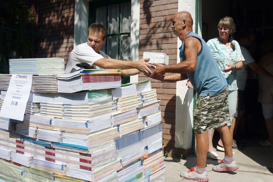 Halasra is érkeznek a tankönyvek