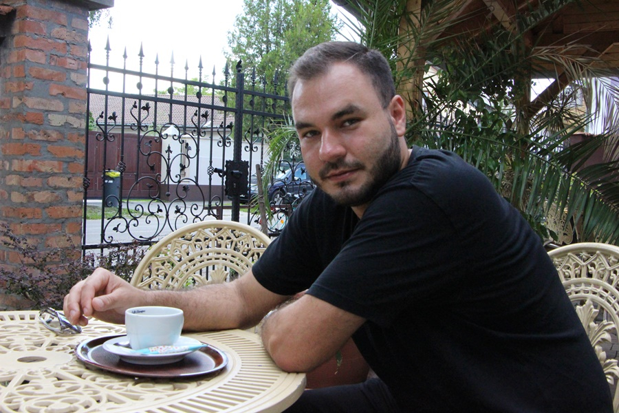 Híradó nézésével kezdte