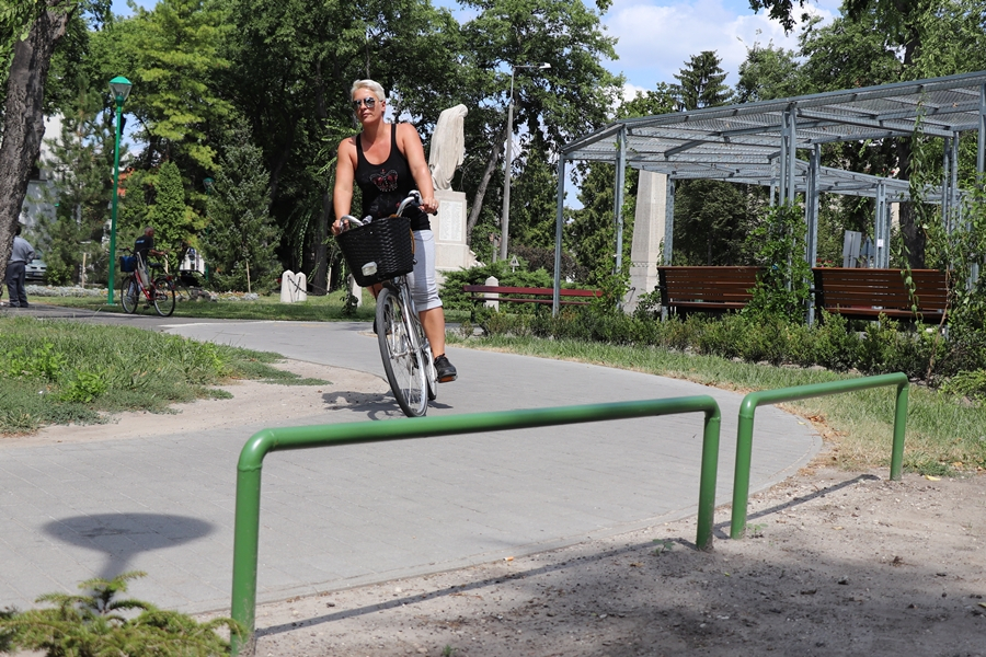 Korlát a bicikliút mellett