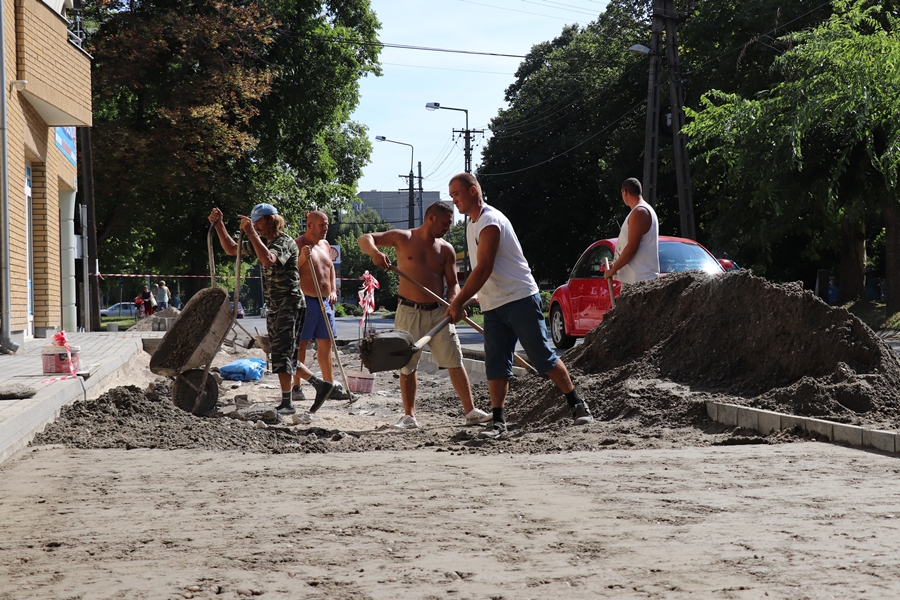 Térkövezés, csapadékvíz-elvezetés a Kárpát utcán
