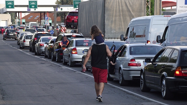 Jelentős várakozás a tompai átkelőn