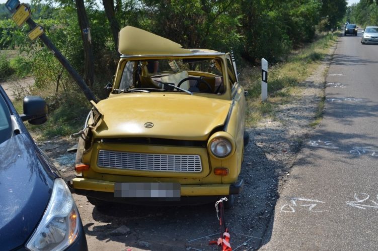 Felborult a Trabant, ketten megsérültek
