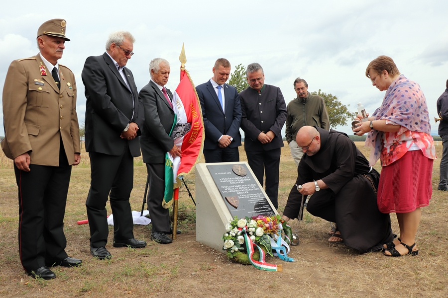 Felavatták a halasiak emléktábláját Dürnkrutban (galéria)