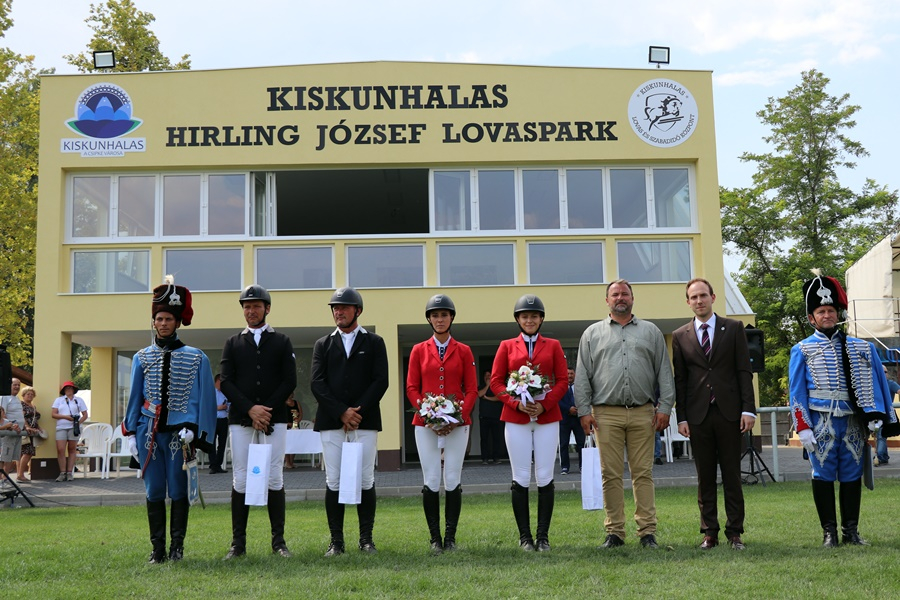 Az országos bajnok lovascsapatot köszöntötték