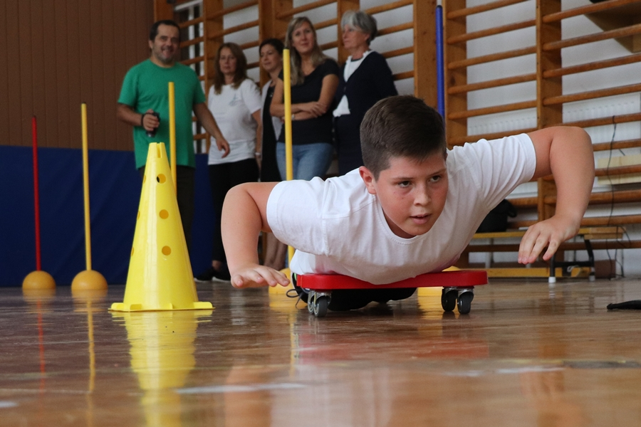 Többmilliós sportszercsomagot kapott a Szent József-iskola (galéria)