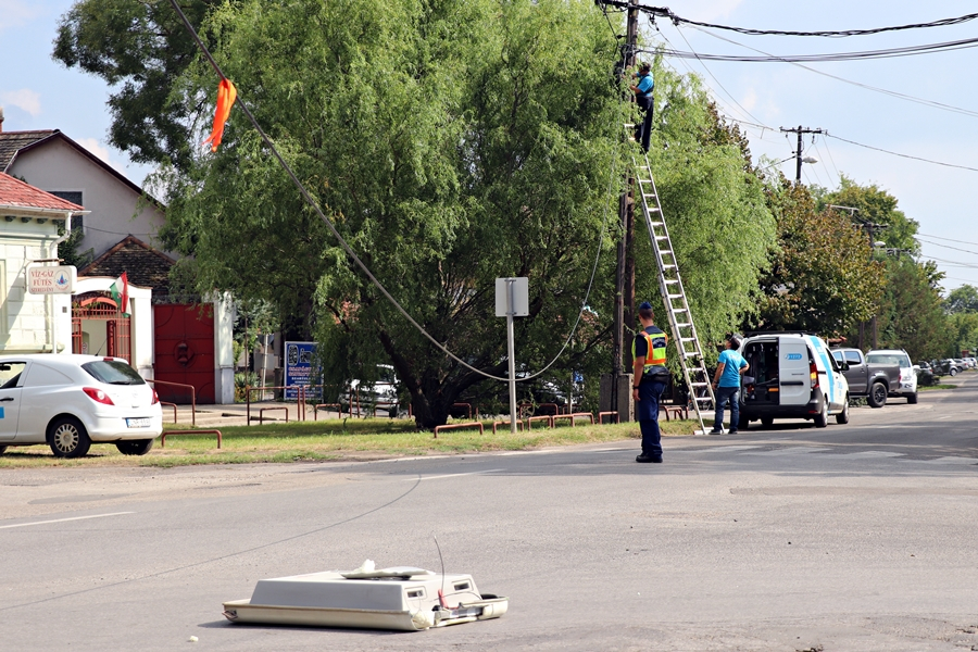 Lelógó vezeték rongált meg egy buszt (galéria)