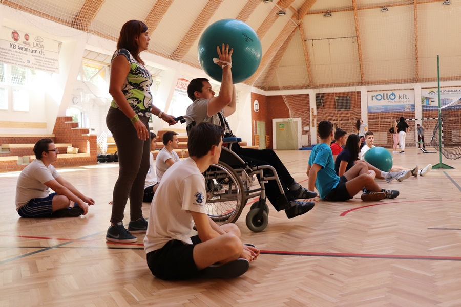 Adj Egy Ötöst! program és a 10.b osztály (galéria)