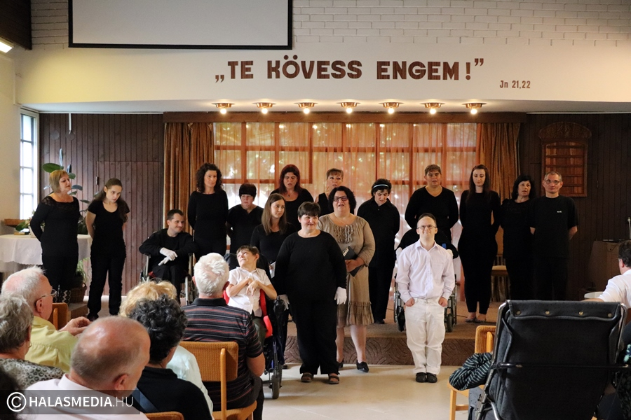 (►) 10 éves a Benjámin Lakóotthon