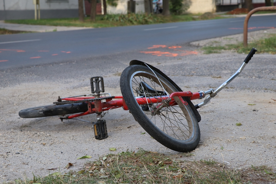 Elsodorta a kivilágítatlan kerékpárost a Volkswagen