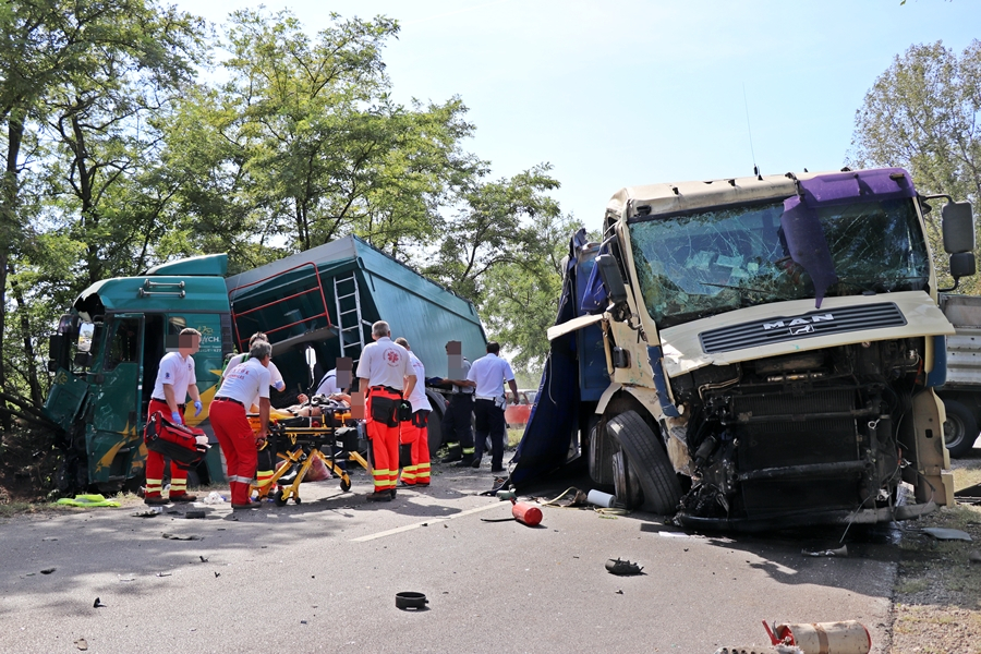 Két kamion ütközött frontálisan Halas közelében