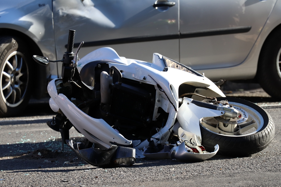 Motor és autó ütközött a Kossuth utcán