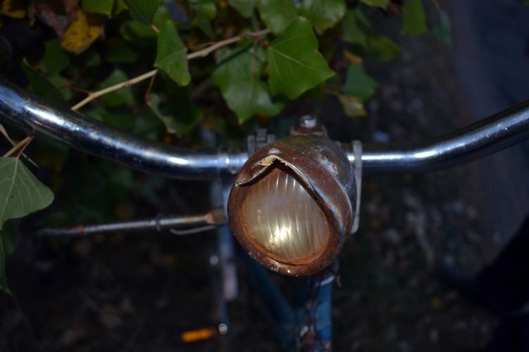 Ittas biciklis ment neki a busznak