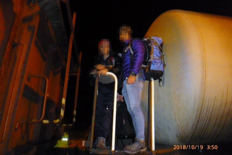 Migránsok tehervonaton, kamionokban