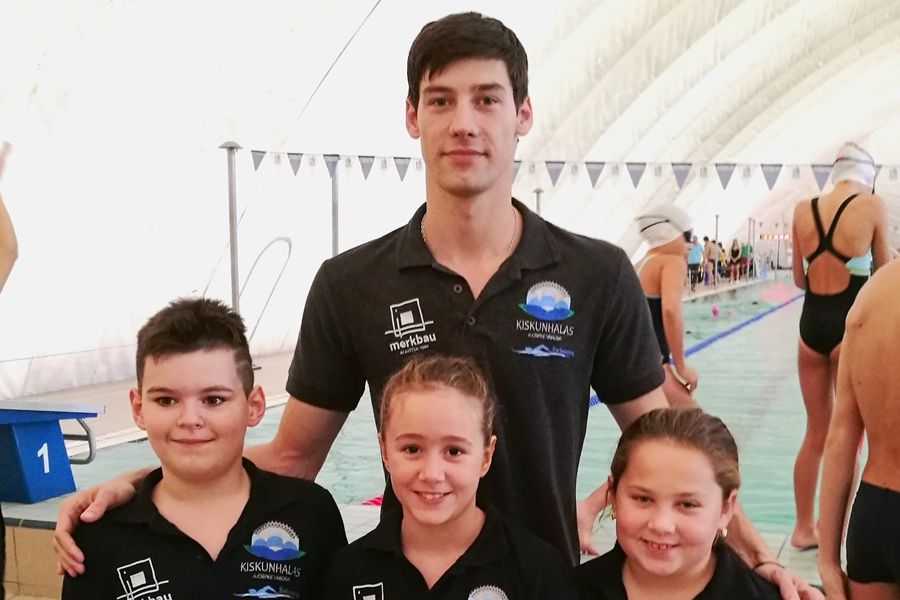 Medencében az úszó utánpótlás