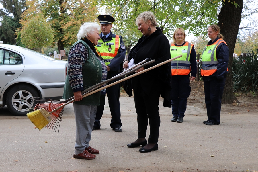 Rendőrök, polgárőrök a halasi temetőkben (galéria)
