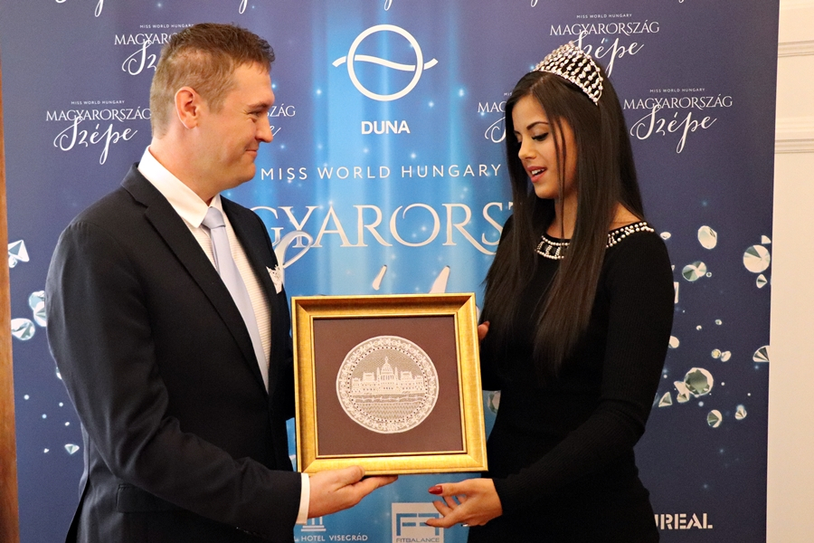 A szépségkirálynőnk nemzeti ajándéka lett a halasi csipke (galéria)