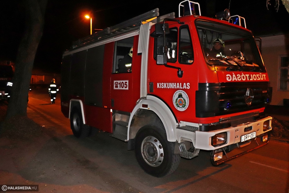 Kigyulladt egy családi ház, az ott lakót kórházba kellett szállítani
