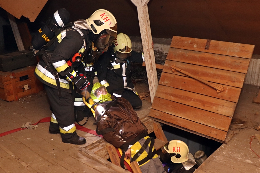 Tűz, megsérült tűzoltó, újraélesztés (galéria)