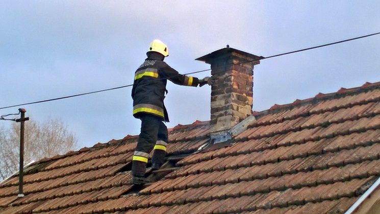 Izzó kémény miatt riasztották a tűzoltókat