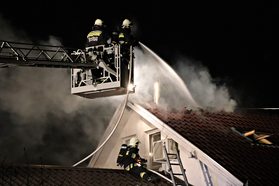 (►) Kigyulladt a tető az Ág utcában