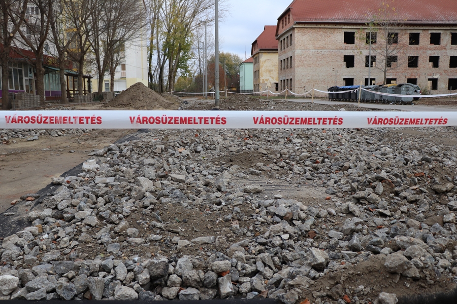 Parkoló épül az Esze Tamás lakótelepen (galéria)