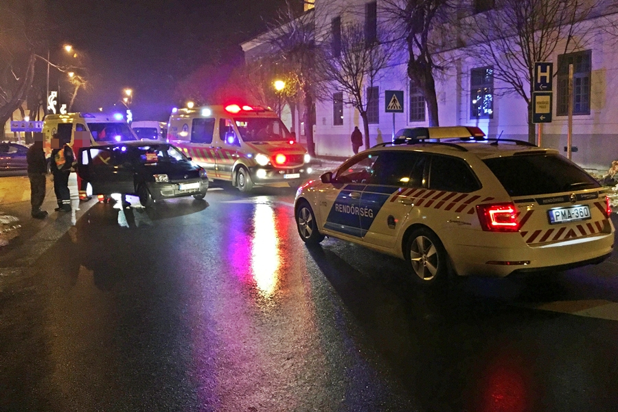 Gyalogosokat sodort el egy autó a városházánál