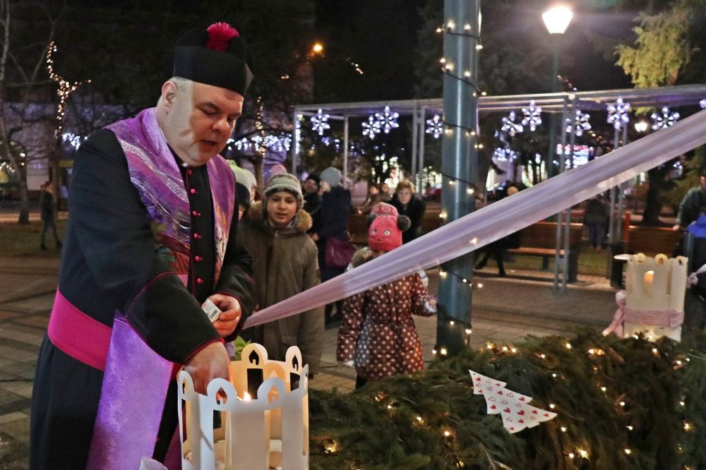 Fellobbant a negyedik láng (galéria)