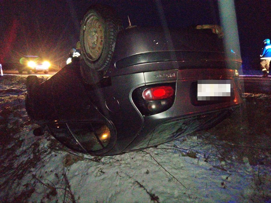 Árokba borult egy Renault Kunfehértónál