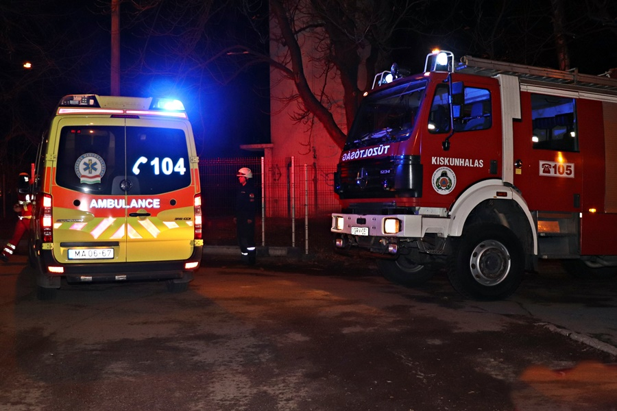 Tűzoltók és mentők a víztoronynál