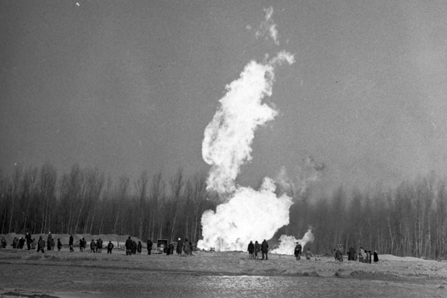 (►)  A zsanai gázkitörésre emlékezünk